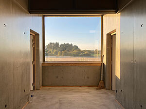 Vue du paysage extérieur par une fenêtre du 35e collège de la Vienne. - Agrandir l'image (fenêtre modale)